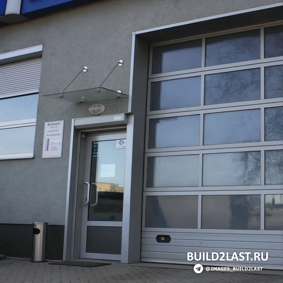 Панорамные ворота на фасаде административного промышленного здания